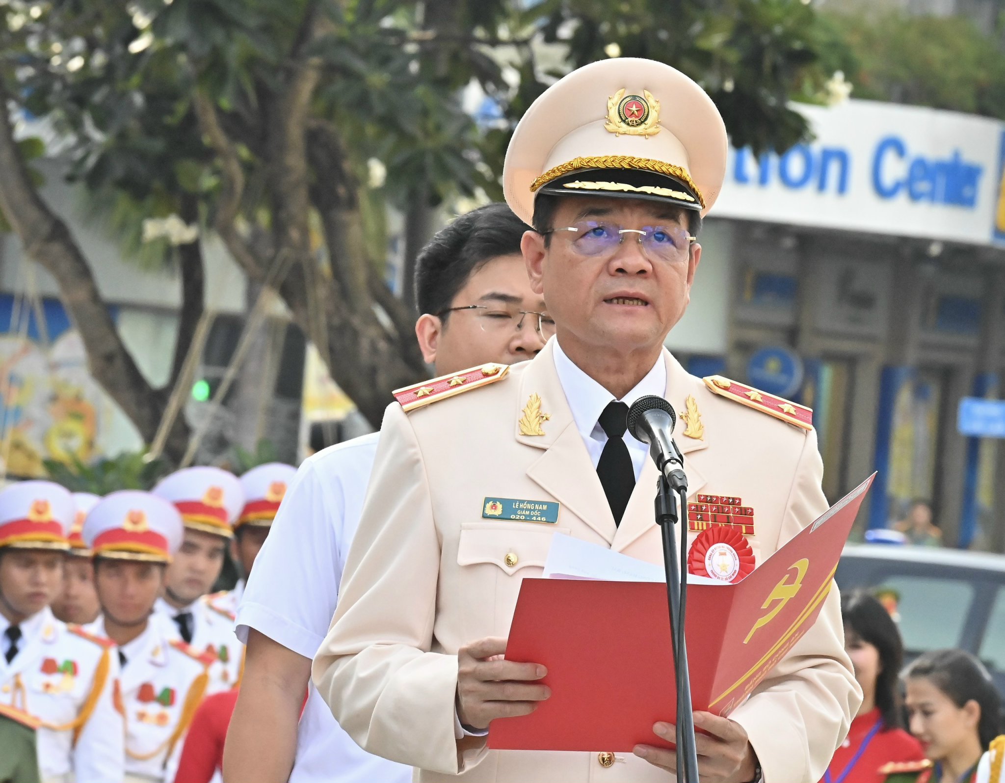 Trung tướng Lê Hồng Nam, Giám đốc Công an TP. Hồ Chí Minh báo công lên Chủ tịch Hồ Chí Minh (Ảnh: Việt Dũng).